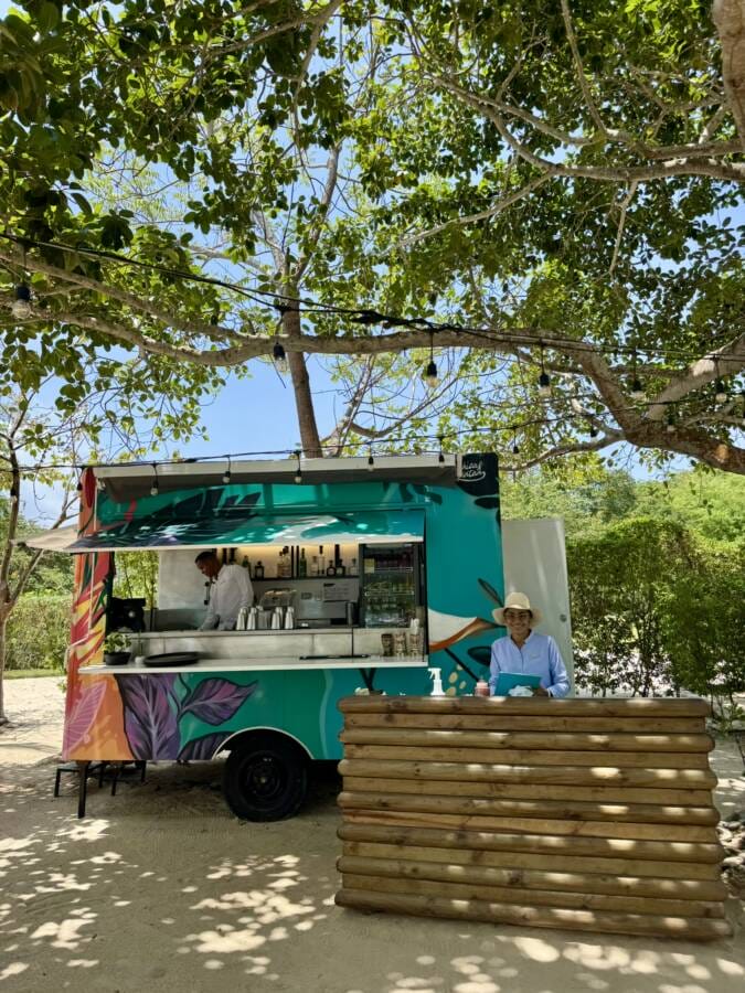 food truck em frente a praia na cartagena