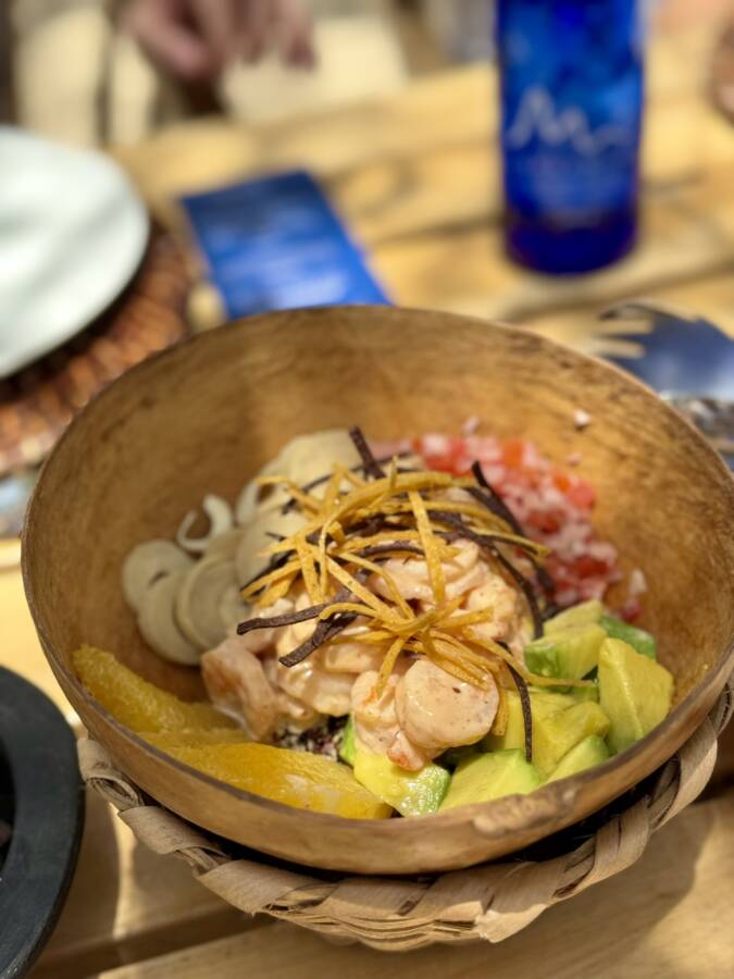 food truck em frente a praia na cartagena