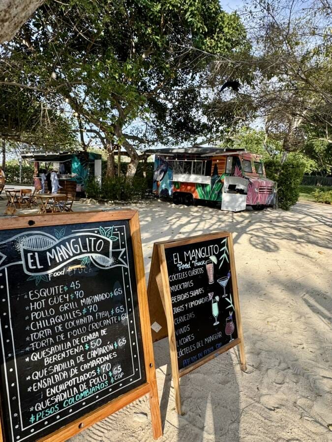 food truck em frente a praia na cartagena