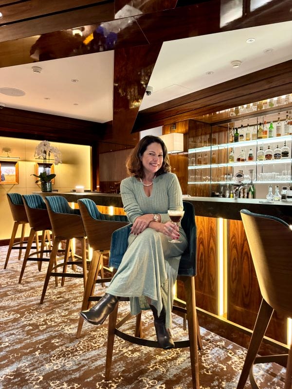 Renata Araújo conhece o bar do hotel Mandarim Oriental