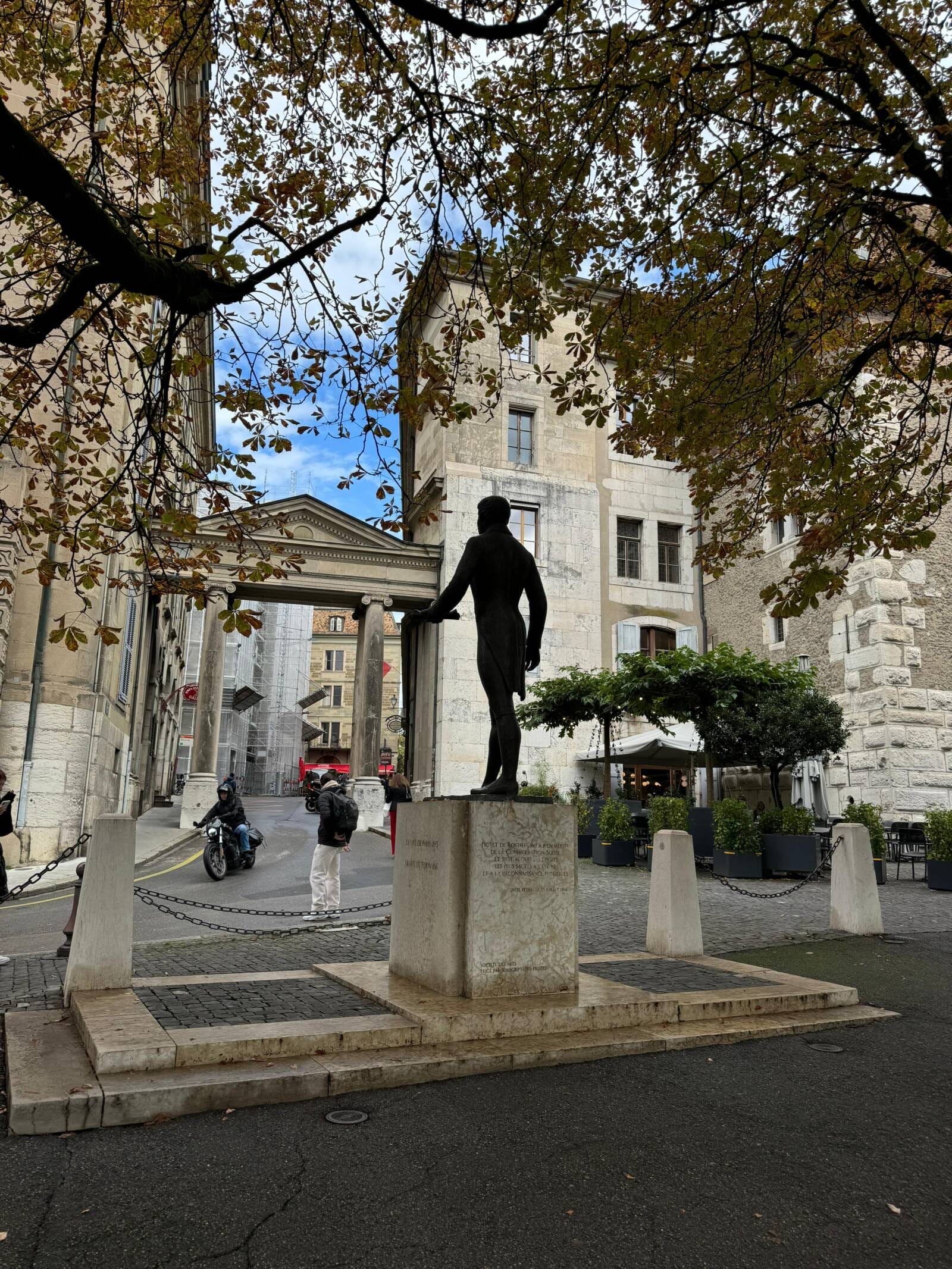 Estátua do Parque onde fica o maior banco do mundo