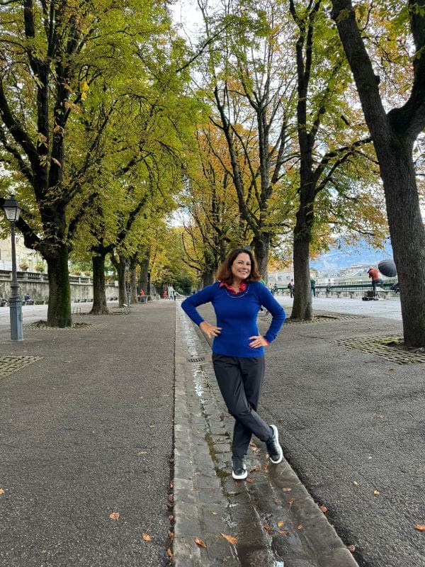 Renata Araújo no Parque Treille em visita ao maior banco de madeira do mundo
