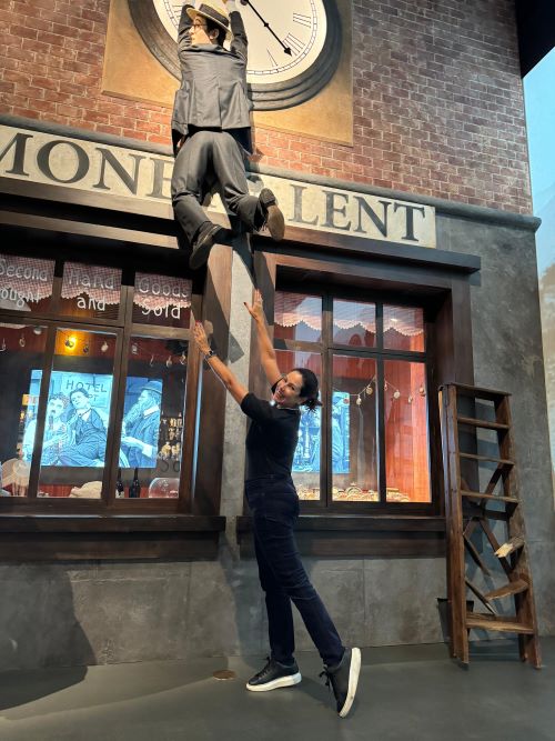 Renata Araújo visita o Chaplin's World na Suíça

