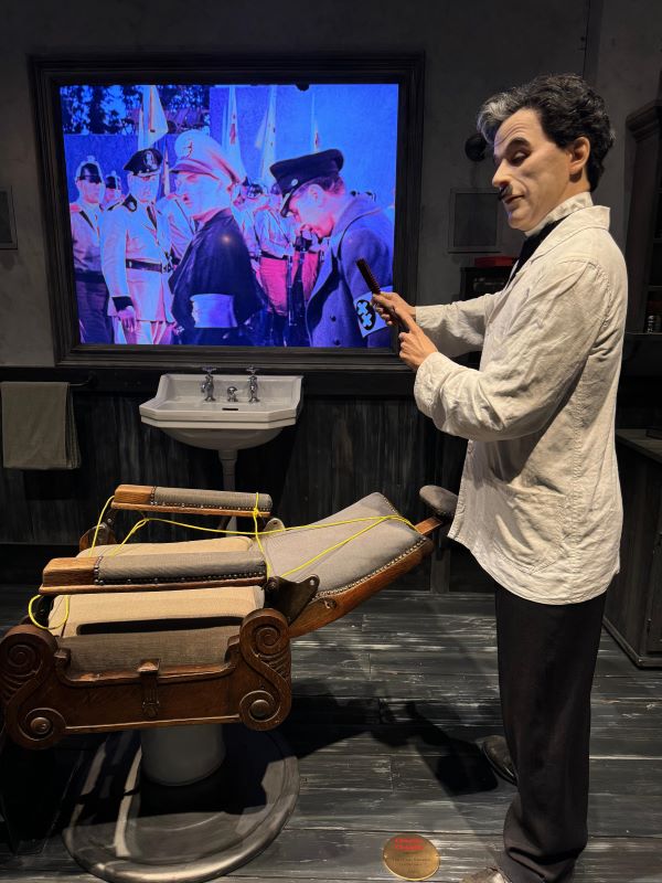 Reprodução de cenas de filme no museu de Charles Chaplin
