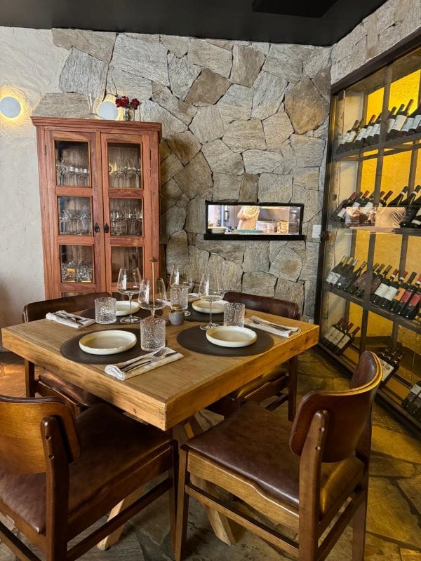 ambiente de pedra do novo restaurante italiano nos jardins