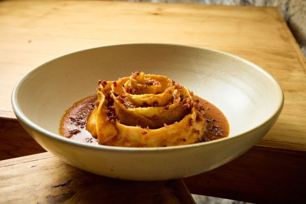 Sinfonia D'anatra prato do novo restaurante italiano nos jardins

