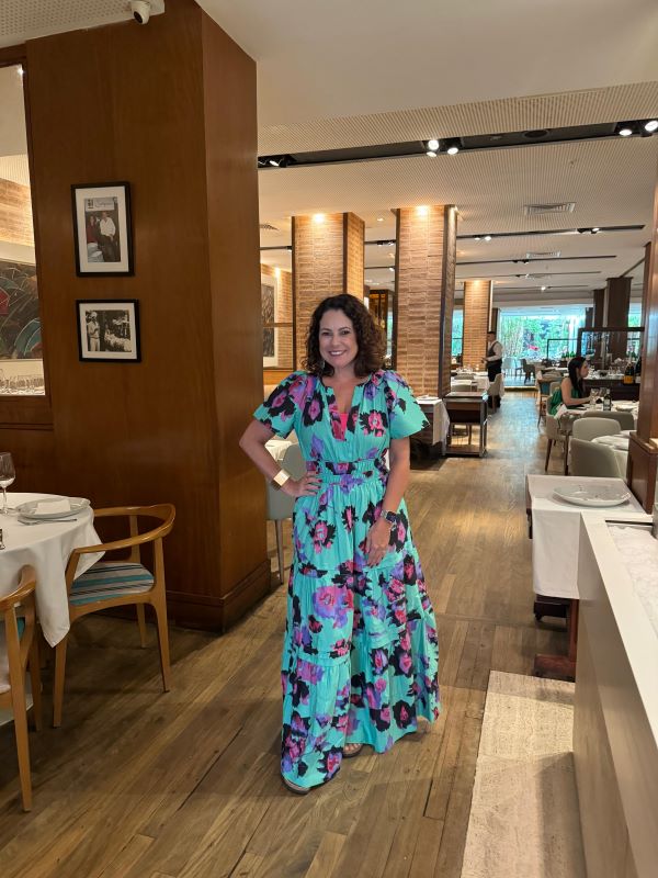 Renata Araújo visita o premiado restaurante Satyricon em Ipanema