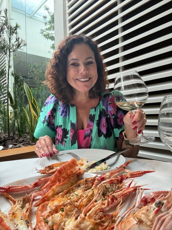 Renata Araújo prova pratos do restaurante de peixes e frutos do mar em Ipanema