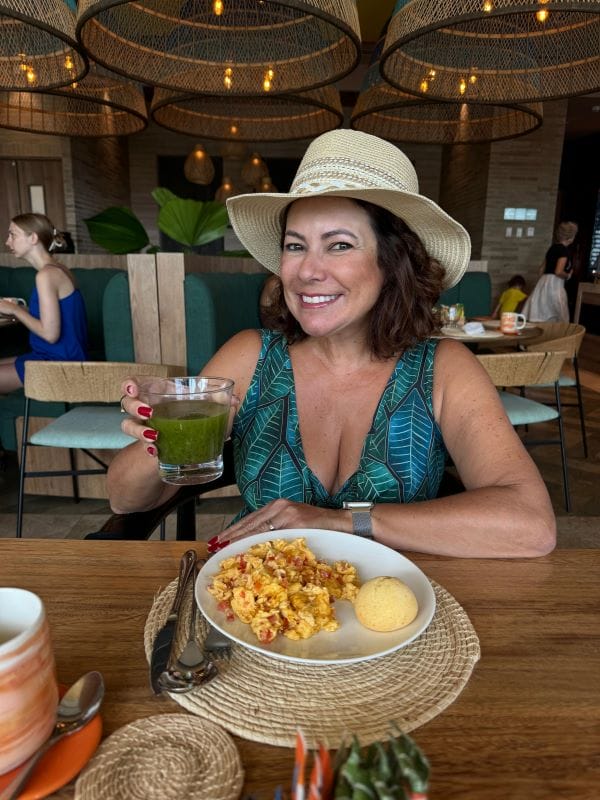 Renata aproveita o café da manhã do Sofitel Barú Casablanca