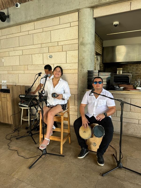 Música ao vivo no melhor restaurante da Isla Barú