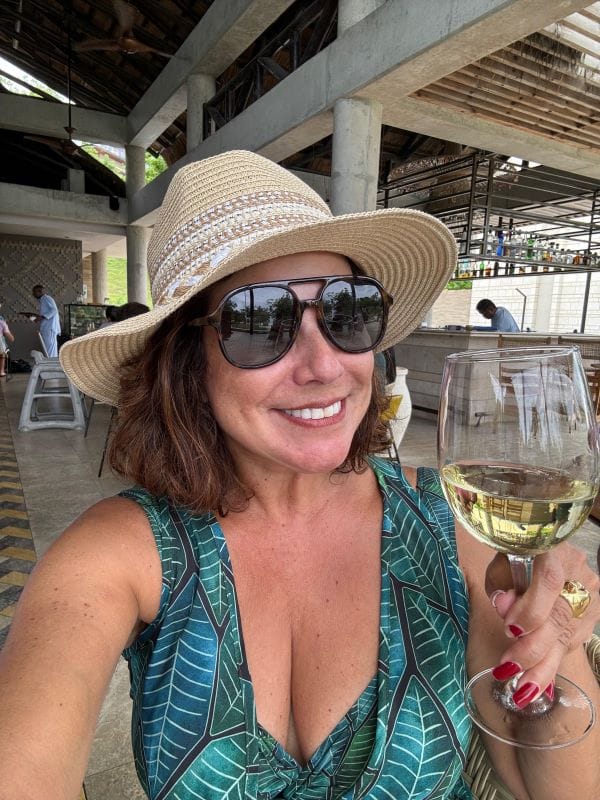 Renata tomando um vinho no melhor hotel de Isla Barú