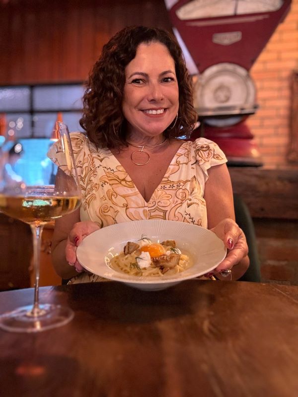 Renata Araújo experimenta o novo menu do Nino Cucina