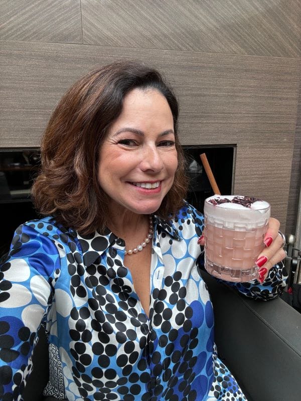 Renata Araújo aprecia drinks no Izumi
