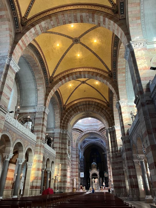 ambiente interno da Notre-dame de la Garde