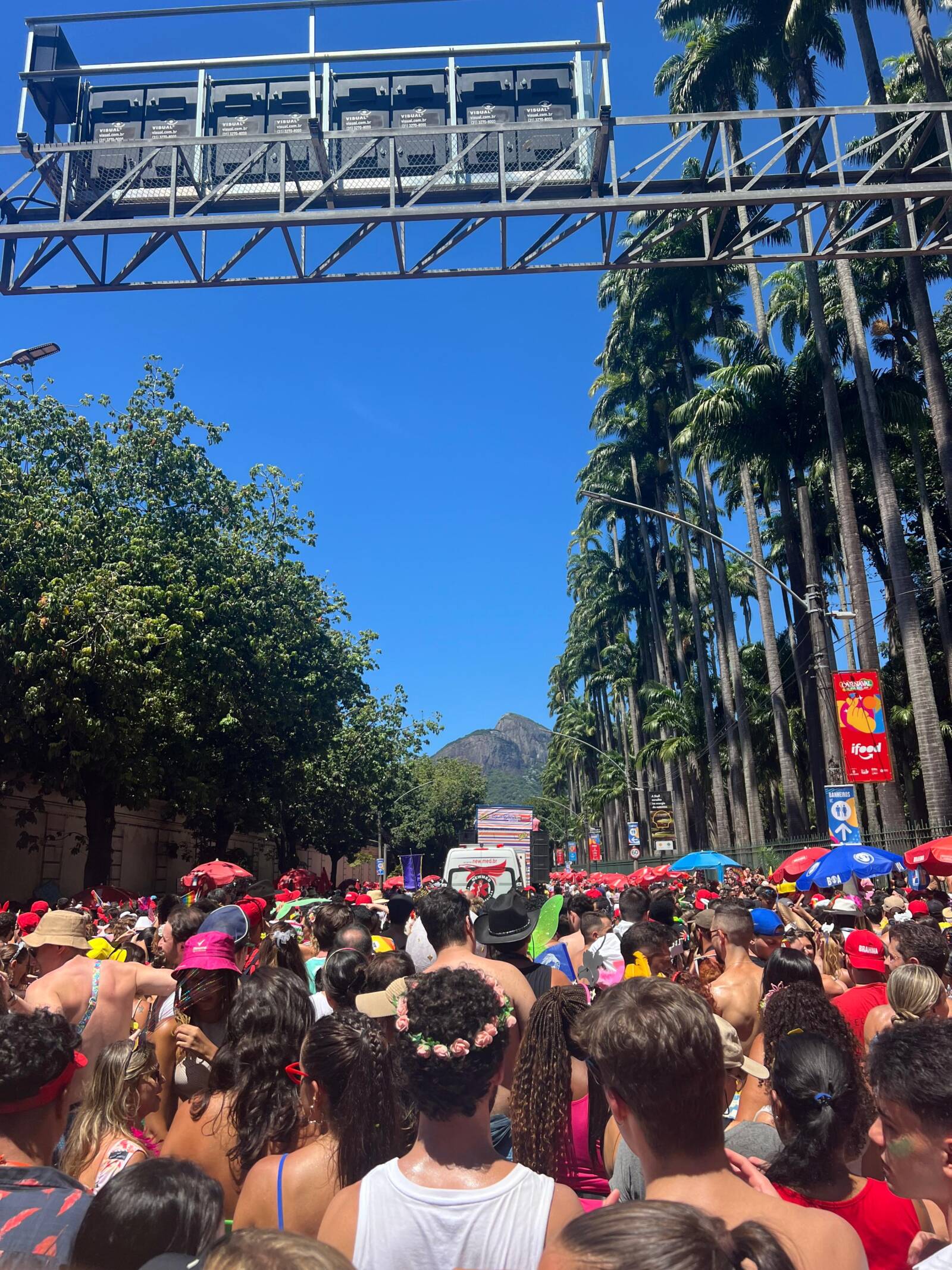 Agenda de Carnaval no Rio 2026: bailes, blocos de rua, feijoadas e desfiles no Sambódromo