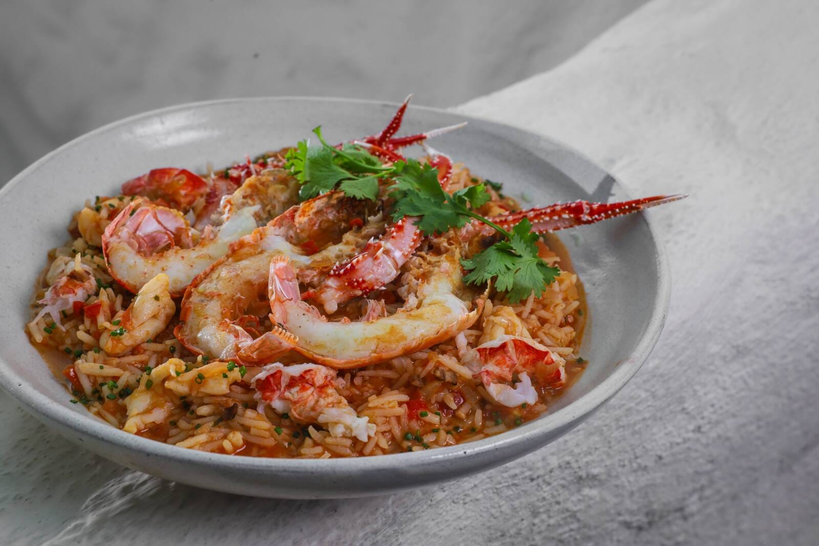 Restaurante de frutos do mar em Botafogo: Polvo Marisqueria, da chef Monique Gabiatti, aposta na brasa e insumos locais