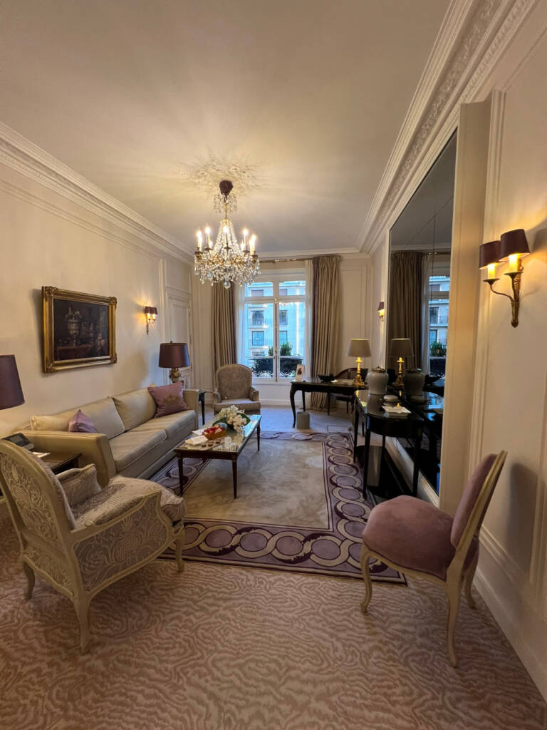 Acomodações do Hotel Plaza Athenée em Paris