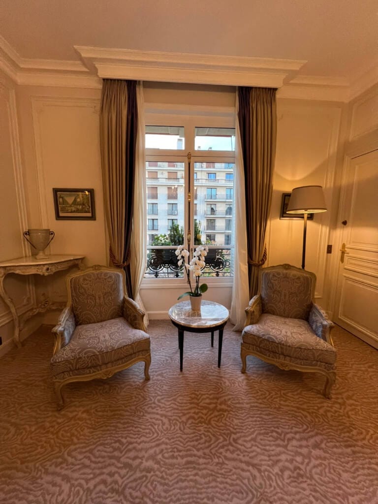 Acomodações do Hotel Plaza Athenée em Paris