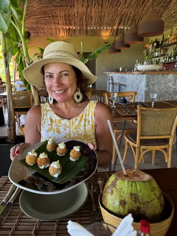 Renata Araújo no restaurante da Pousada Haya