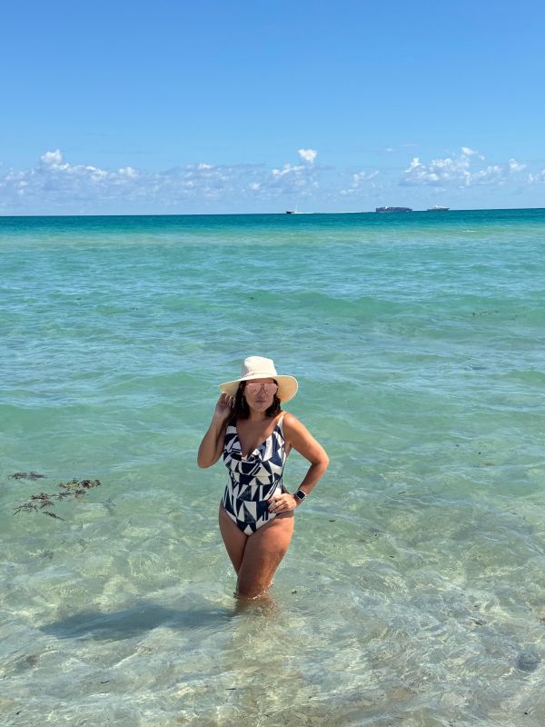 Renata Araújo na praia de Miami