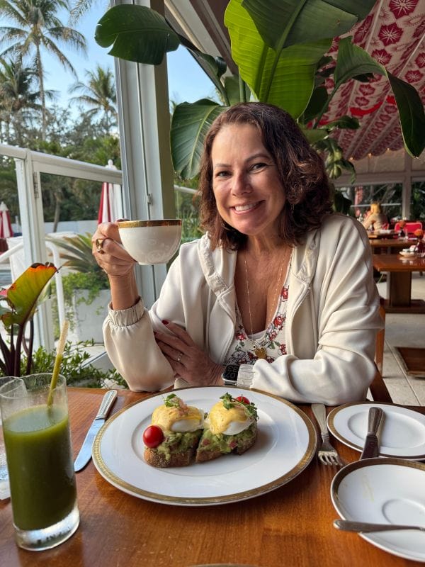 Renata Araújo tomando café no hotel de luxo em Miami
