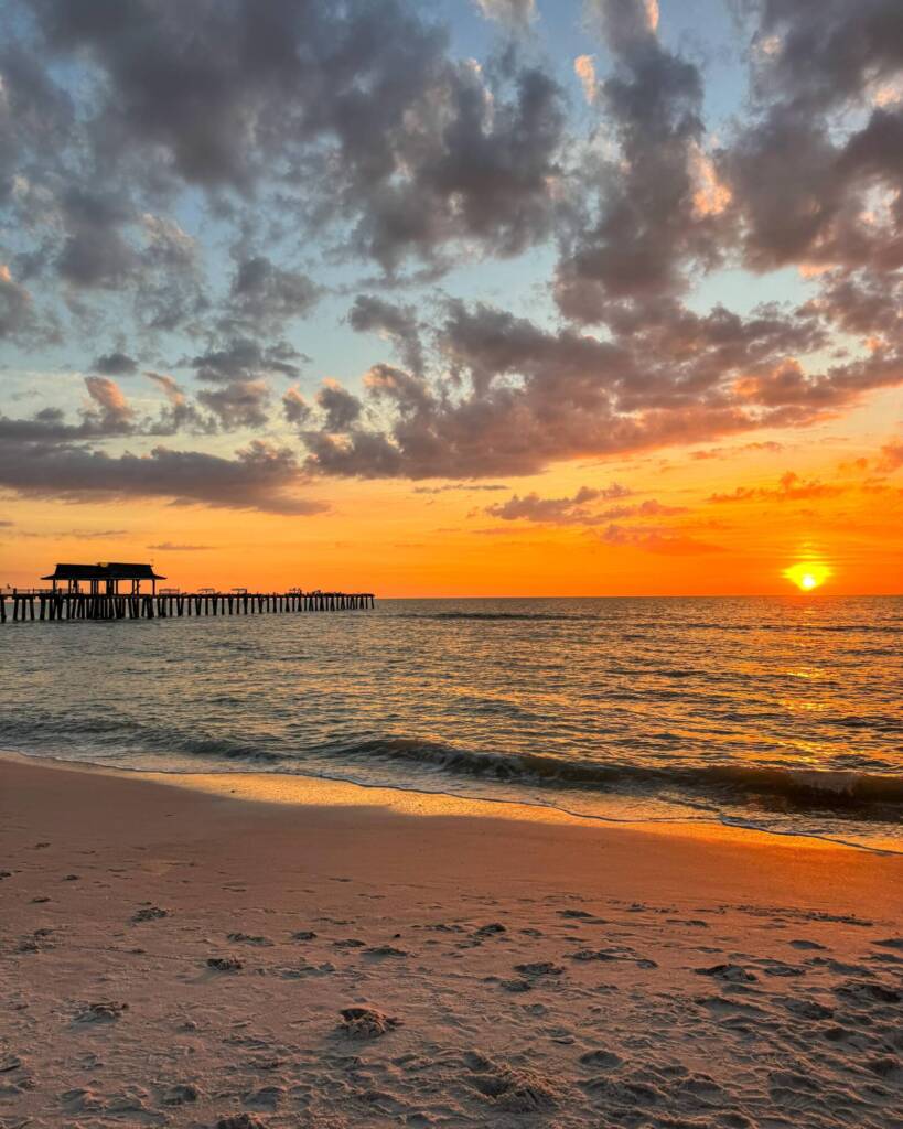 pôr do sol no pier em Naples, Flórida