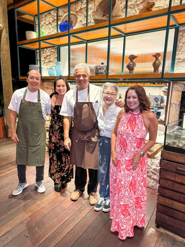Renata Araíjo junto com chef André Saburó, chef Saiko Izawa, chef Fernando Pavan e Yasmin Yonashiro