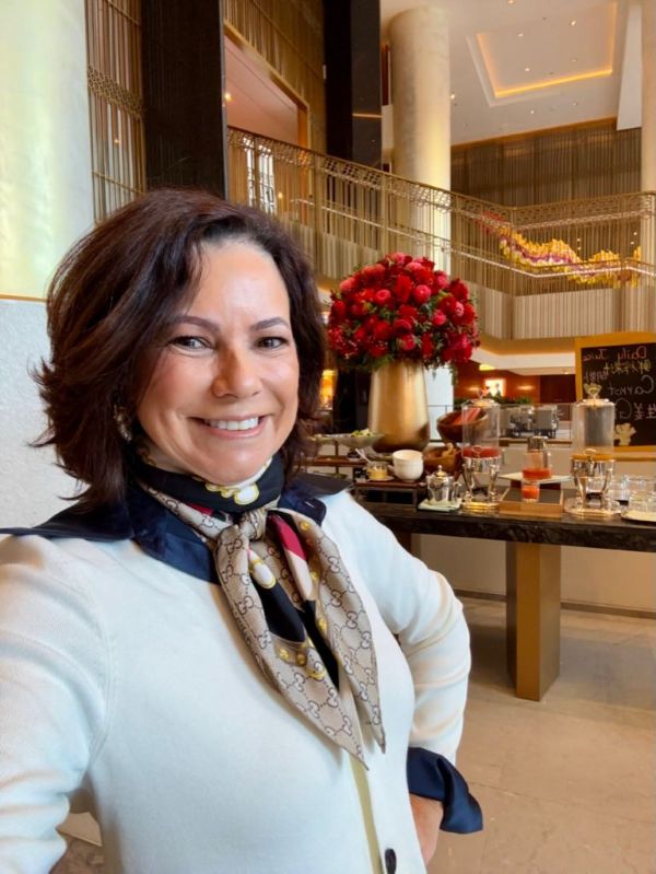 Renata Araújo tomou café da manhã no lobby do Península Beijing