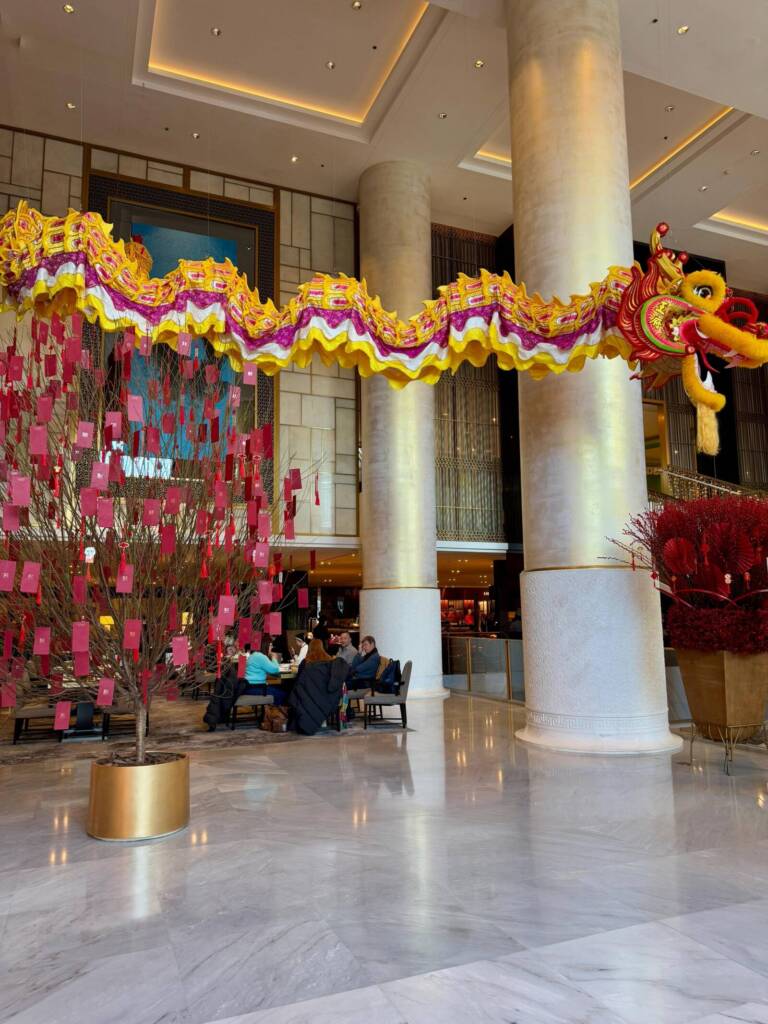 Lobby com dragão chinês, símbulo cultural do país