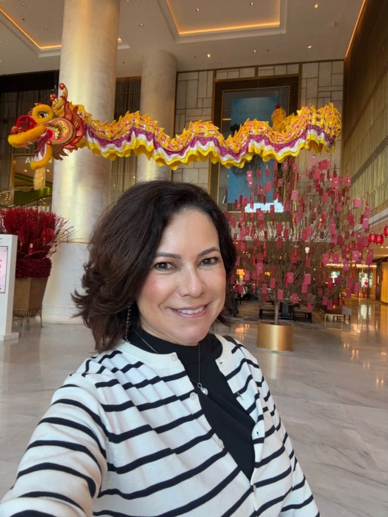 Renata Araújo no impressionante lobby do Península Beijing