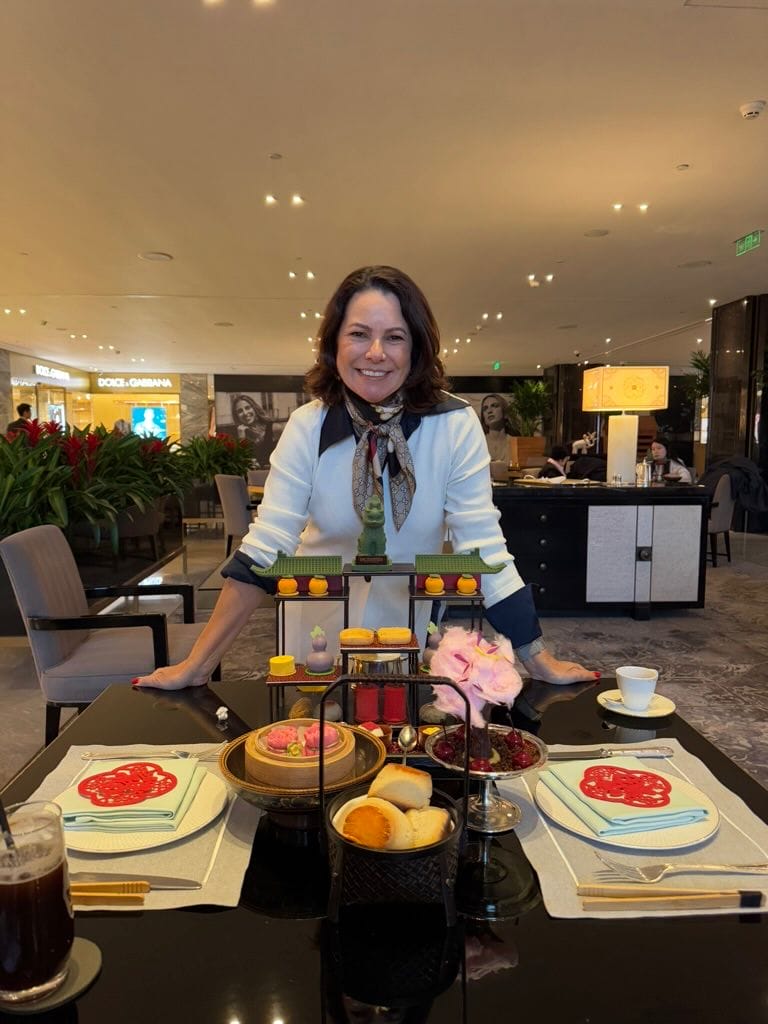 Renata Araújo tomou o chá da tarde do Península