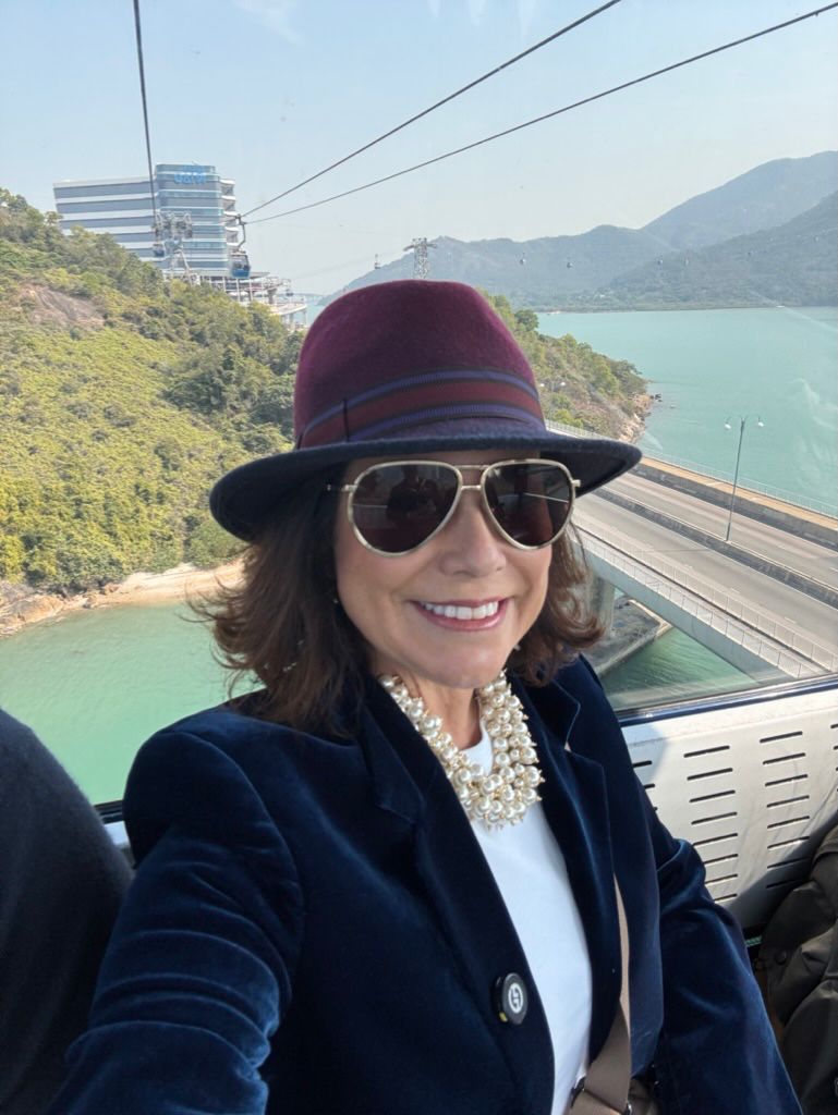 Renata Araújo indo conhecer o Buda Gigante