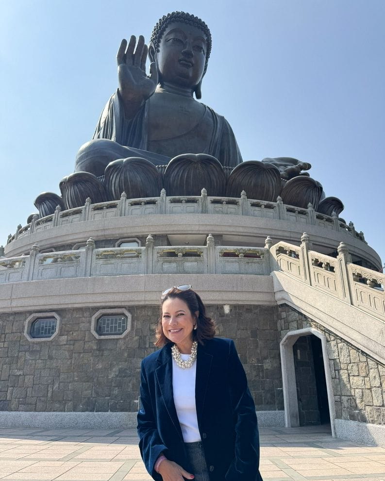 Renata Araújo com o Buda Gigante chinês