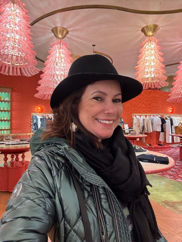 Renata Araújo na loja de departamentos francesa em Nova York