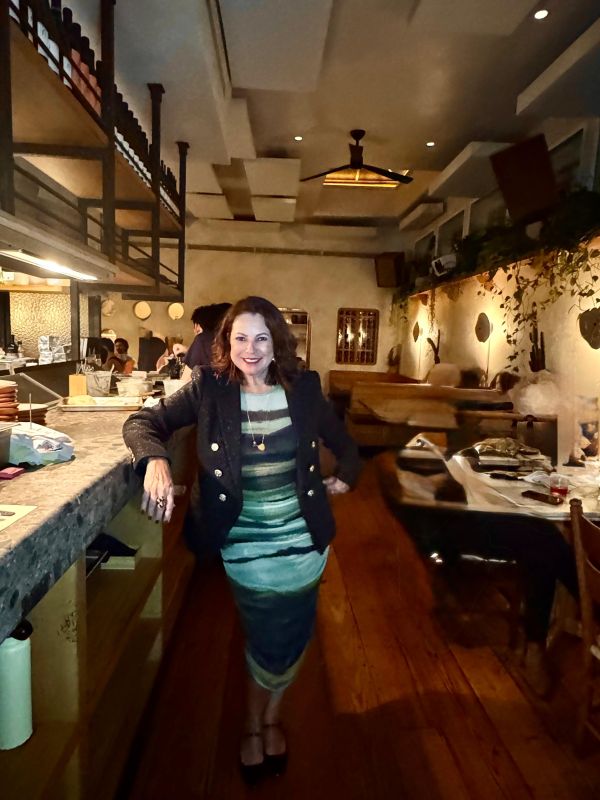Renata |Araújo no restaurante em Nova York com chef brasileiro