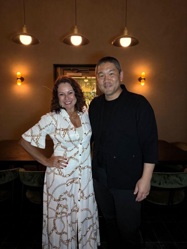 Renata Araújo e chef e sócio do Mastsuyoi, Takahiro Sakaeda