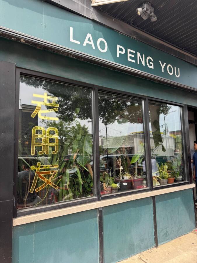 Chicago é um prato cheio para os apaixonados por cinema, séries e gastronomia. A cidade, com seus cartões-postais imponentes às margens do Lago Michigan, também é palco de diversos roteiros temáticos que levam os visitantes a locações icônicas de filmes e produções de TV — e um dos maiores fenômenos recentes é a série The Bear. Ambientada na vibrante cena gastronômica de Chicago, a produção acompanha Carmy Berzatto, um jovem chef premiado que retorna à sua cidade natal para comandar a humilde lanchonete da família. A partir dessa trama intensa e sensível, The Bear acabou despertando o interesse do público pelos restaurantes reais da cidade, dando origem a um verdadeiro tour gastronômico em Chicago inspirado pela série.