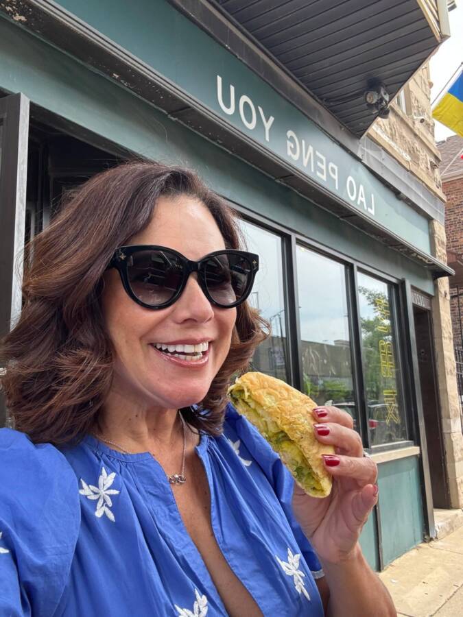 Chicago é um prato cheio para os apaixonados por cinema, séries e gastronomia. A cidade, com seus cartões-postais imponentes às margens do Lago Michigan, também é palco de diversos roteiros temáticos que levam os visitantes a locações icônicas de filmes e produções de TV — e um dos maiores fenômenos recentes é a série The Bear. Ambientada na vibrante cena gastronômica de Chicago, a produção acompanha Carmy Berzatto, um jovem chef premiado que retorna à sua cidade natal para comandar a humilde lanchonete da família. A partir dessa trama intensa e sensível, The Bear acabou despertando o interesse do público pelos restaurantes reais da cidade, dando origem a um verdadeiro tour gastronômico em Chicago inspirado pela série.