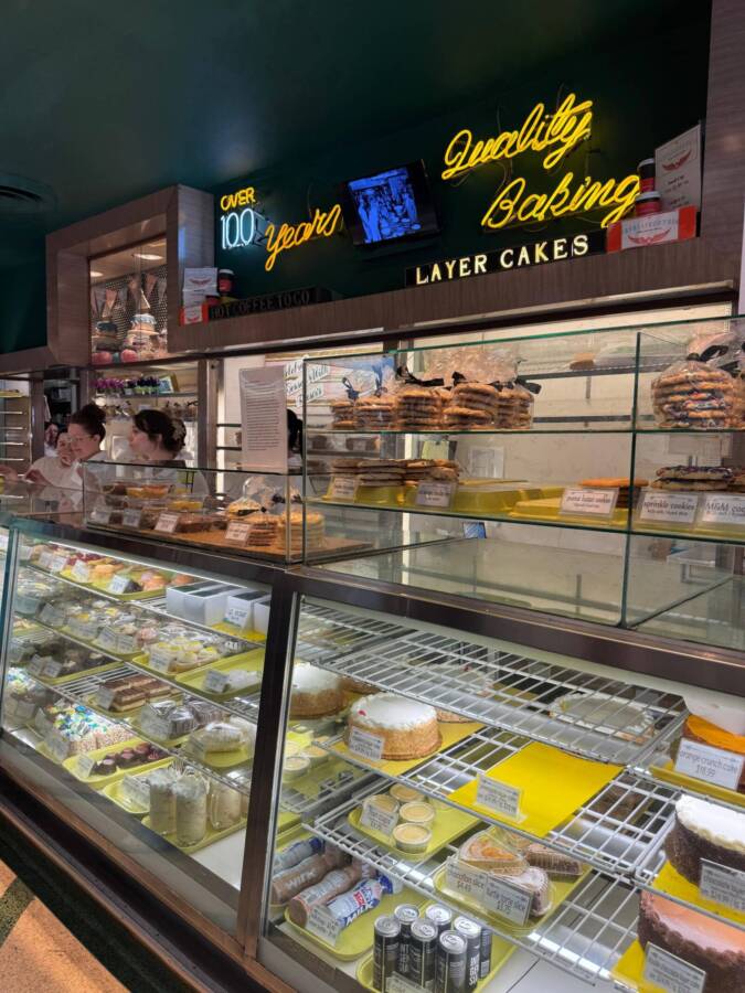 Chicago é um prato cheio para os apaixonados por cinema, séries e gastronomia. A cidade, com seus cartões-postais imponentes às margens do Lago Michigan, também é palco de diversos roteiros temáticos que levam os visitantes a locações icônicas de filmes e produções de TV — e um dos maiores fenômenos recentes é a série The Bear. Ambientada na vibrante cena gastronômica de Chicago, a produção acompanha Carmy Berzatto, um jovem chef premiado que retorna à sua cidade natal para comandar a humilde lanchonete da família. A partir dessa trama intensa e sensível, The Bear acabou despertando o interesse do público pelos restaurantes reais da cidade, dando origem a um verdadeiro tour gastronômico em Chicago inspirado pela série.