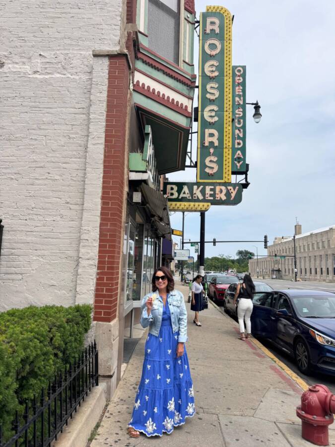 Chicago é um prato cheio para os apaixonados por cinema, séries e gastronomia. A cidade, com seus cartões-postais imponentes às margens do Lago Michigan, também é palco de diversos roteiros temáticos que levam os visitantes a locações icônicas de filmes e produções de TV — e um dos maiores fenômenos recentes é a série The Bear. Ambientada na vibrante cena gastronômica de Chicago, a produção acompanha Carmy Berzatto, um jovem chef premiado que retorna à sua cidade natal para comandar a humilde lanchonete da família. A partir dessa trama intensa e sensível, The Bear acabou despertando o interesse do público pelos restaurantes reais da cidade, dando origem a um verdadeiro tour gastronômico em Chicago inspirado pela série.