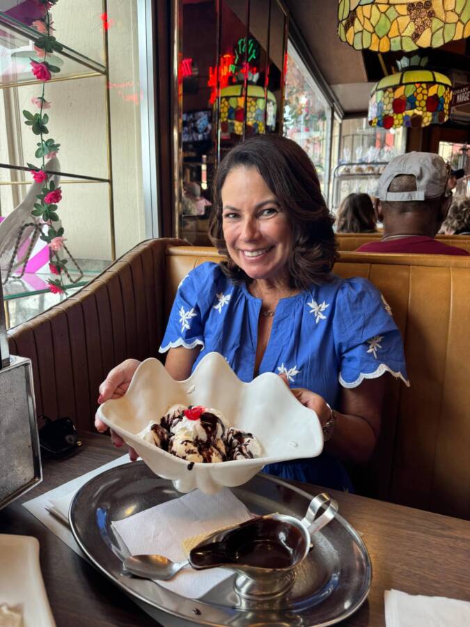 Chicago é um prato cheio para os apaixonados por cinema, séries e gastronomia. A cidade, com seus cartões-postais imponentes às margens do Lago Michigan, também é palco de diversos roteiros temáticos que levam os visitantes a locações icônicas de filmes e produções de TV — e um dos maiores fenômenos recentes é a série The Bear. Ambientada na vibrante cena gastronômica de Chicago, a produção acompanha Carmy Berzatto, um jovem chef premiado que retorna à sua cidade natal para comandar a humilde lanchonete da família. A partir dessa trama intensa e sensível, The Bear acabou despertando o interesse do público pelos restaurantes reais da cidade, dando origem a um verdadeiro tour gastronômico em Chicago inspirado pela série.