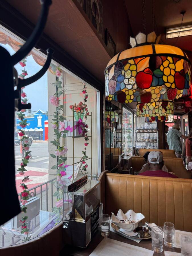 Chicago é um prato cheio para os apaixonados por cinema, séries e gastronomia. A cidade, com seus cartões-postais imponentes às margens do Lago Michigan, também é palco de diversos roteiros temáticos que levam os visitantes a locações icônicas de filmes e produções de TV — e um dos maiores fenômenos recentes é a série The Bear. Ambientada na vibrante cena gastronômica de Chicago, a produção acompanha Carmy Berzatto, um jovem chef premiado que retorna à sua cidade natal para comandar a humilde lanchonete da família. A partir dessa trama intensa e sensível, The Bear acabou despertando o interesse do público pelos restaurantes reais da cidade, dando origem a um verdadeiro tour gastronômico em Chicago inspirado pela série.