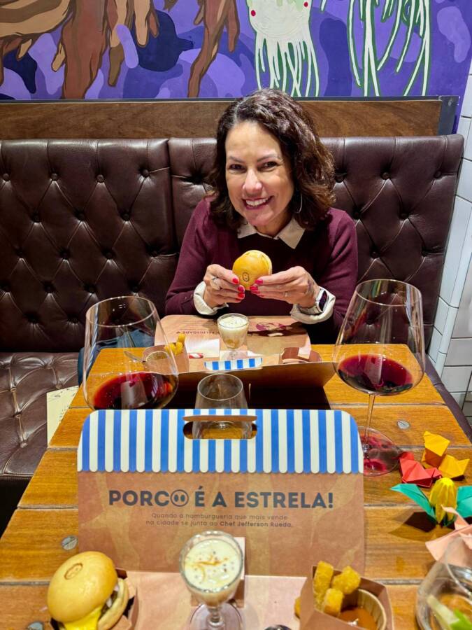 renata araújo comendo prato na casa do porco