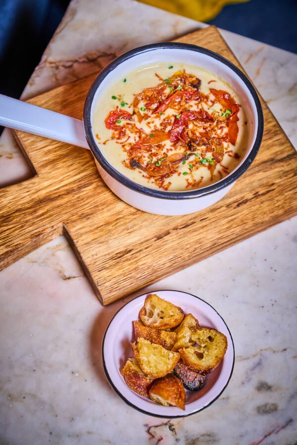 Sopa de parmesão, bacon e tomate da Casa de Antonia