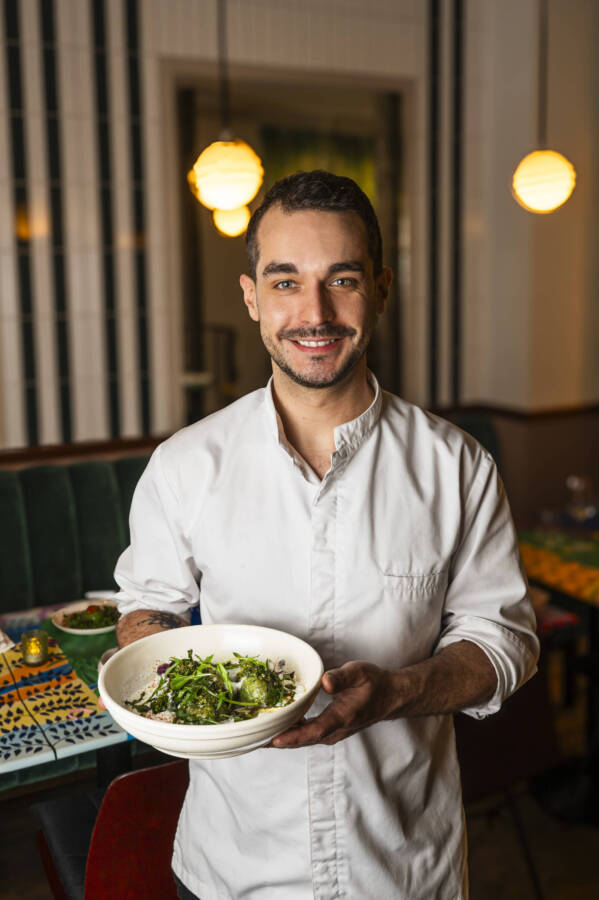 O chef Léo Giorgis comanda a cozinha do L'almanach Montmartre 