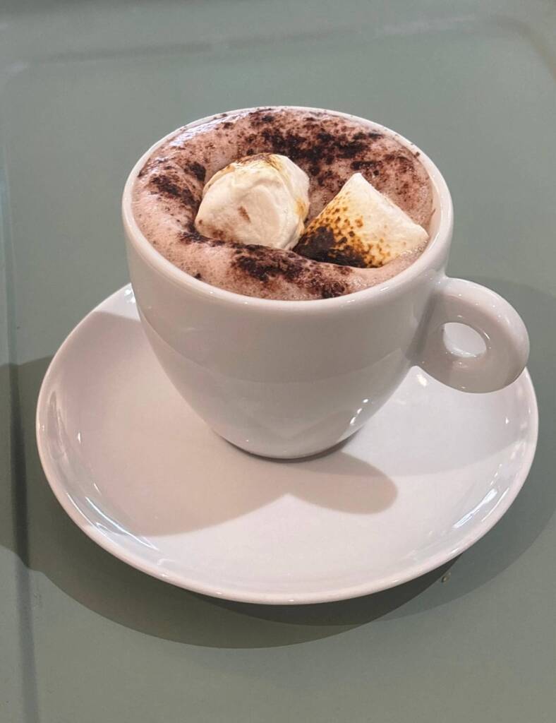 Chocolate quente com marshmallow no Mr. Cheesecake em SP
