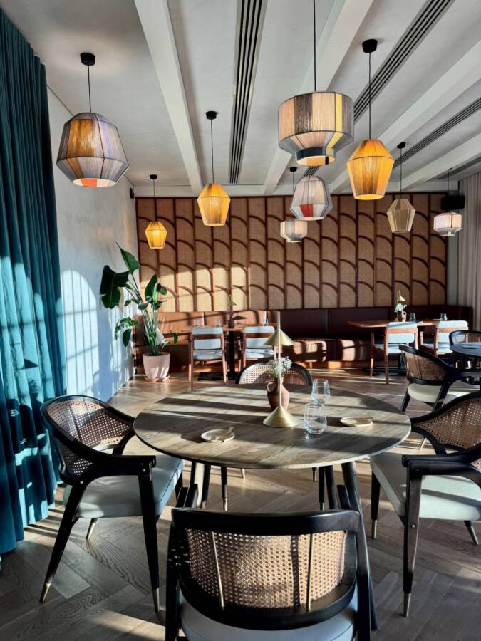 Área interna do restaurante na Quinta do Paral