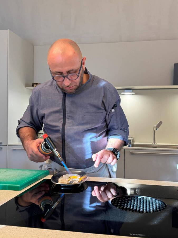 Chefe da kitchen lab finalizando um prato