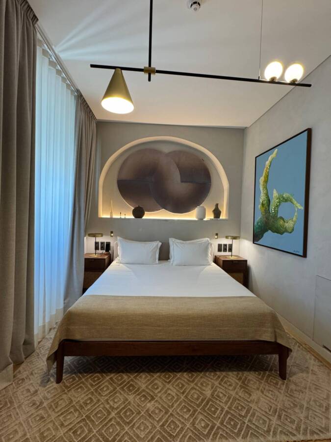 Cama e detalhes do quarto na Quinta do Paral