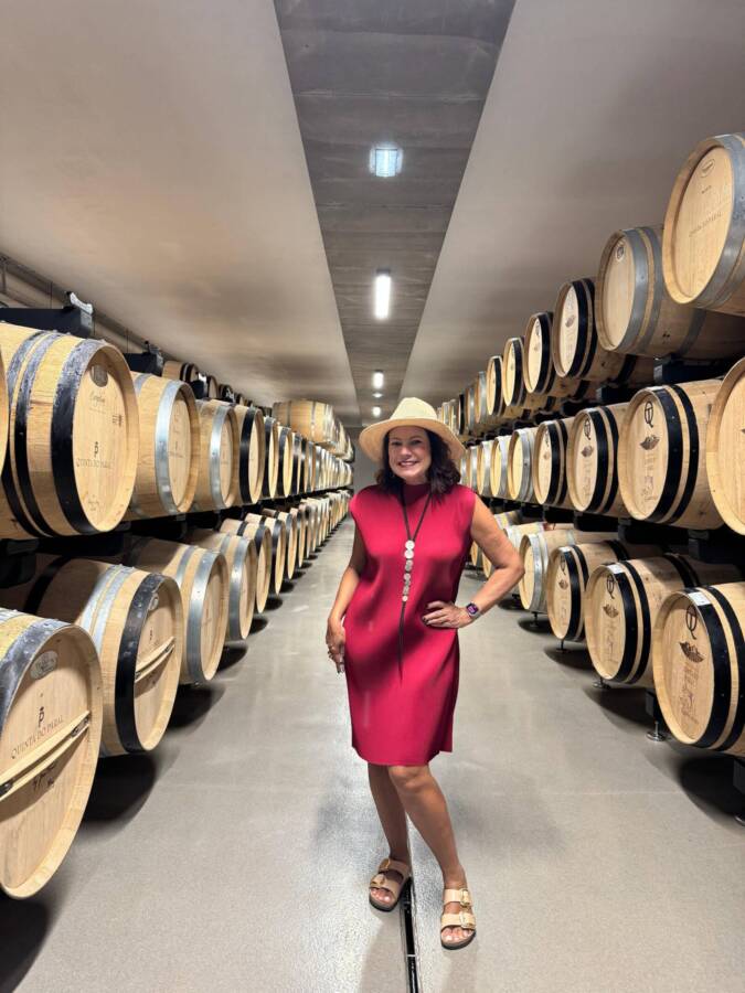 Renata Araújo no tour pela bodega